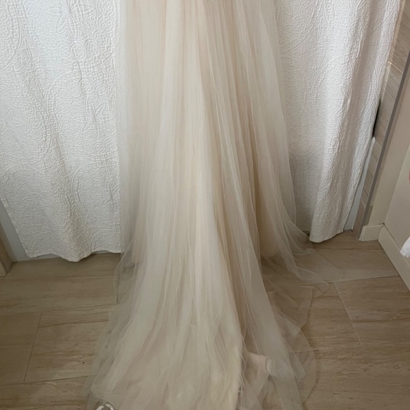 Enzoani Beautiful Bridal BT17-12 Wedding Gown size 4 - Picture 8 of 16